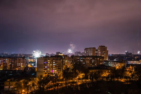 Феєрверк напередодні Нового року над містом . — стокове фото