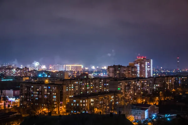 Fuegos artificiales en la víspera de Año Nuevo sobre la ciudad . —  Fotos de Stock