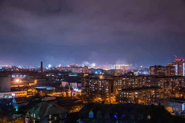 Feuerwerk an Silvester über der Stadt. — Stockfoto