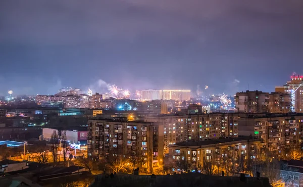 Fuegos artificiales en la víspera de Año Nuevo sobre la ciudad . —  Fotos de Stock