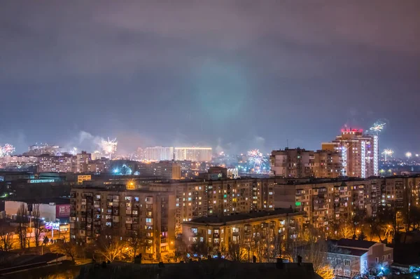 Feuerwerk an Silvester über der Stadt. — Stockfoto