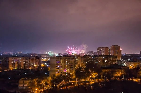 Şehir üzerinde Yılbaşı günü Firework. — Stok fotoğraf