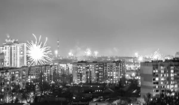 Feuerwerk an Silvester über der Stadt. — Stockfoto