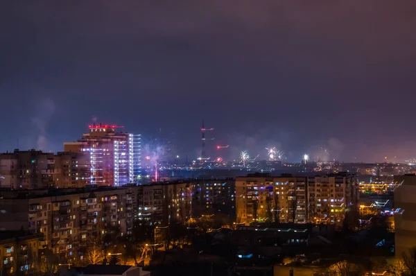 Fogos de artifício na véspera de Ano Novo sobre a cidade . — Fotografia de Stock