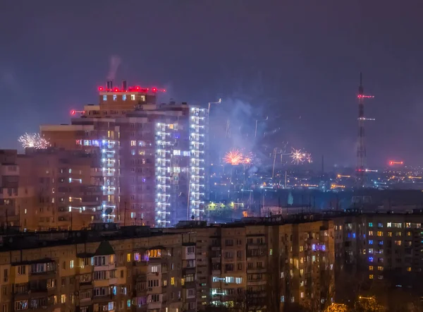 Fuegos artificiales en la víspera de Año Nuevo sobre la ciudad . —  Fotos de Stock