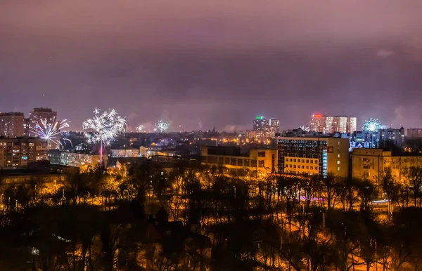 Fuegos artificiales en la víspera de Año Nuevo sobre la ciudad . —  Fotos de Stock