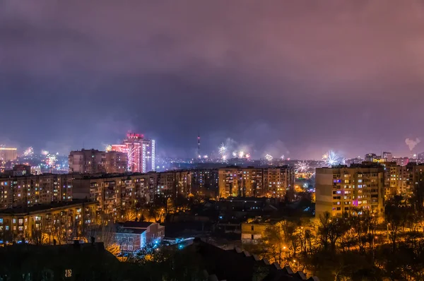 Feuerwerk an Silvester über der Stadt. — Stockfoto
