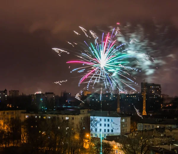 Feuerwerk an Silvester über der Stadt. — Stockfoto