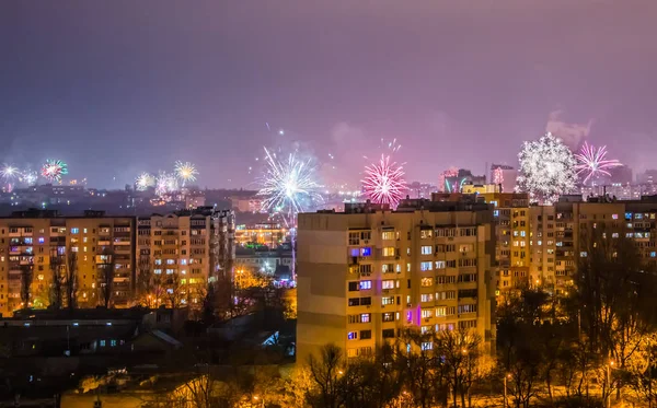 Фейерверк в канун Нового года над городом . Стоковая Картинка