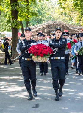 Beco polis için saygı anıtı yakınında toplanıyor insanlar