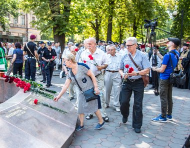 Beco polis için saygı anıtı yakınında toplanıyor insanlar