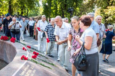 Beco polis için saygı anıtı yakınında toplanıyor insanlar