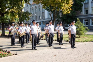 Beco polis için saygı anıtı yakınında toplanıyor insanlar