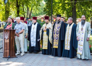 Beco polis için saygı anıtı yakınında toplanıyor insanlar