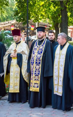 Beco polis için saygı anıtı yakınında toplanıyor insanlar