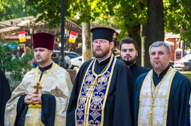 Beco polis için saygı anıtı yakınında toplanıyor insanlar