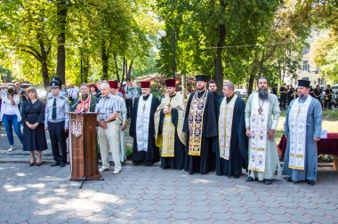 Beco polis için saygı anıtı yakınında toplanıyor insanlar