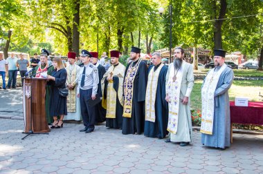 Beco polis için saygı anıtı yakınında toplanıyor insanlar
