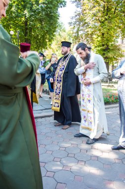 Beco polis için saygı anıtı yakınında toplanıyor insanlar