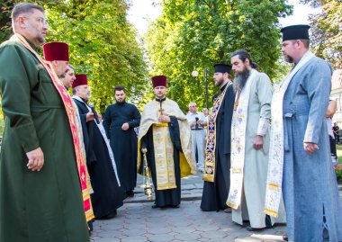 Beco polis için saygı anıtı yakınında toplanıyor insanlar