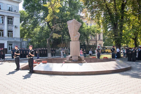 Lidé se scházejí v blízkosti pomníku úcty k policii, která — Stock fotografie