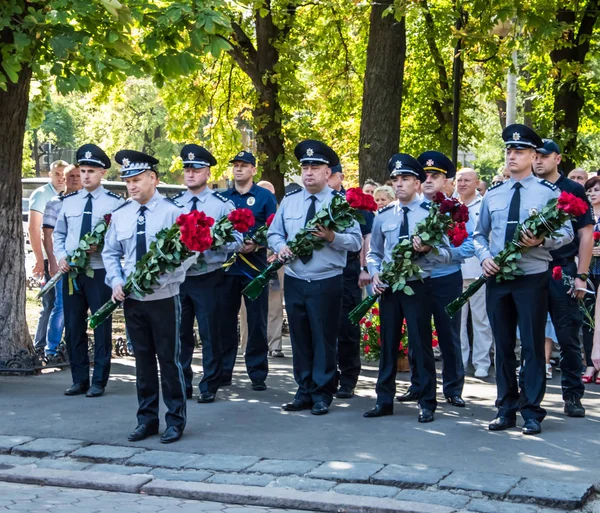 Menschen versammeln sich in der Nähe von Denkmal der Ehrfurcht für Polizisten, die — Stockfoto