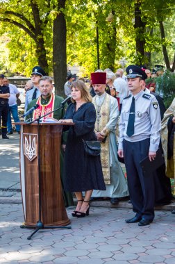 Beco polis için saygı anıtı yakınında toplanıyor insanlar