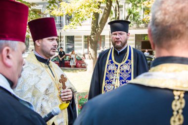 Beco polis için saygı anıtı yakınında toplanıyor insanlar