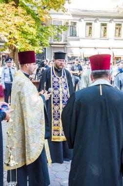 Beco polis için saygı anıtı yakınında toplanıyor insanlar