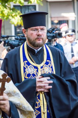 Beco polis için saygı anıtı yakınında toplanıyor insanlar