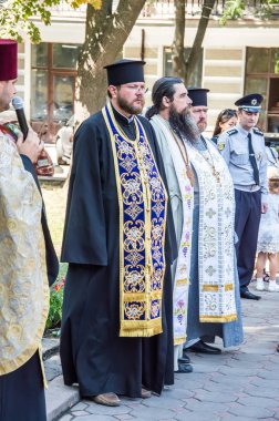 Beco polis için saygı anıtı yakınında toplanıyor insanlar