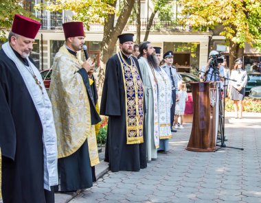 Beco polis için saygı anıtı yakınında toplanıyor insanlar