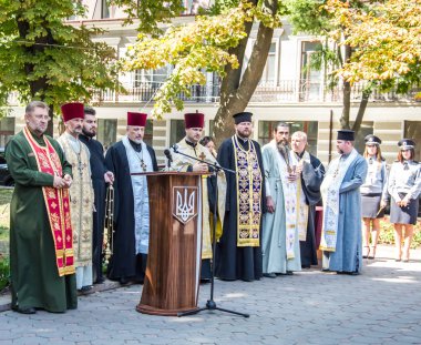 Beco polis için saygı anıtı yakınında toplanıyor insanlar