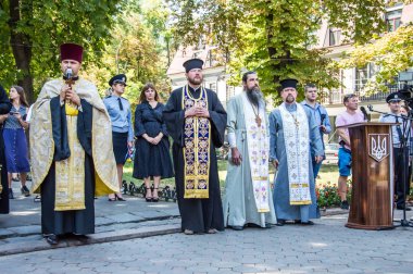 Beco polis için saygı anıtı yakınında toplanıyor insanlar