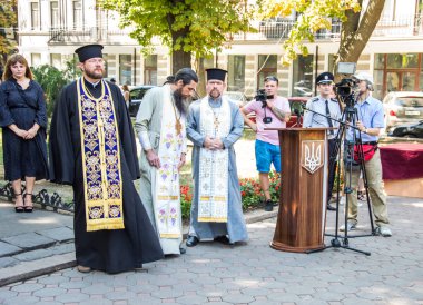 Polis için saygı anıtı yakınında toplanan insanlar 