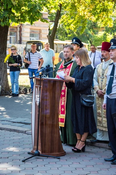 Beco polis için saygı anıtı yakınında toplanıyor insanlar
