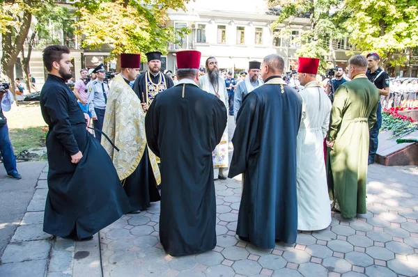 Beco polis için saygı anıtı yakınında toplanıyor insanlar