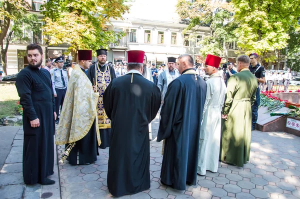 Beco polis için saygı anıtı yakınında toplanıyor insanlar