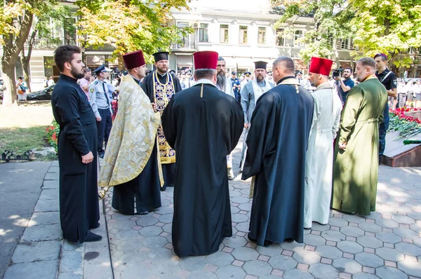 Beco polis için saygı anıtı yakınında toplanıyor insanlar