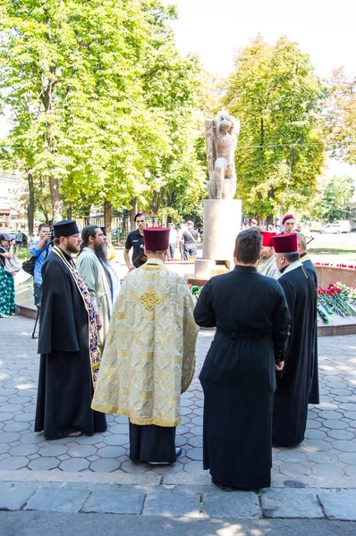 Persone che si riuniscono vicino monumento di riverenza per la polizia che beco — Foto Stock