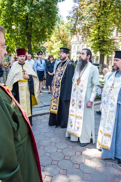 Beco polis için saygı anıtı yakınında toplanıyor insanlar