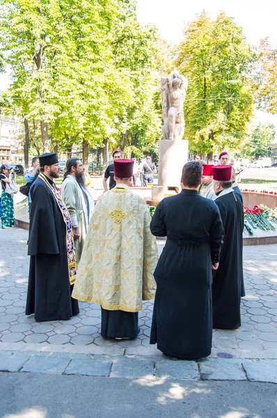 Beco polis için saygı anıtı yakınında toplanıyor insanlar