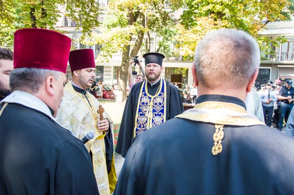 Beco polis için saygı anıtı yakınında toplanıyor insanlar