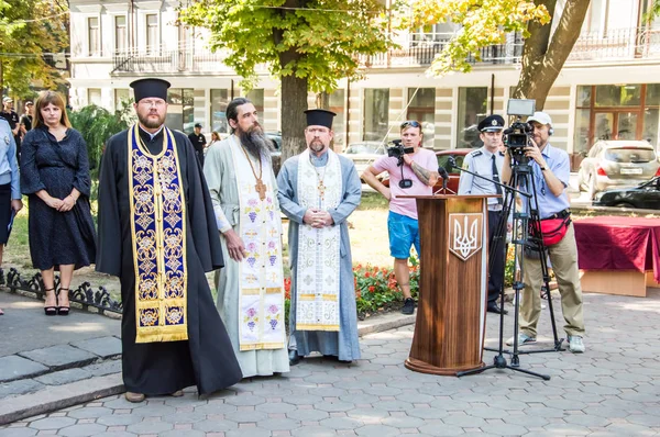 Beco polis için saygı anıtı yakınında toplanıyor insanlar