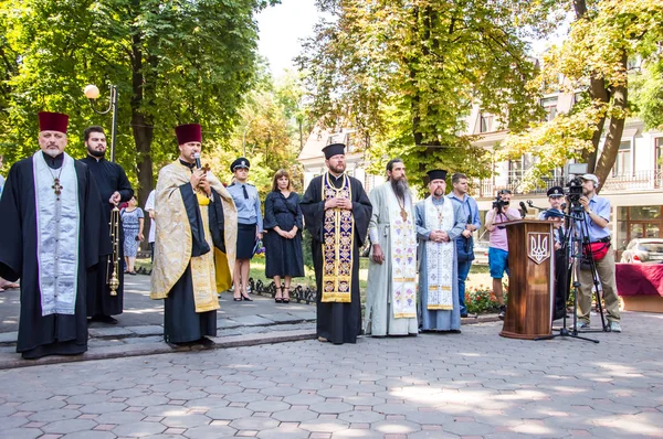 Beco polis için saygı anıtı yakınında toplanıyor insanlar