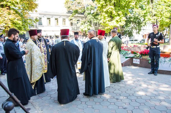 Beco polis için saygı anıtı yakınında toplanıyor insanlar