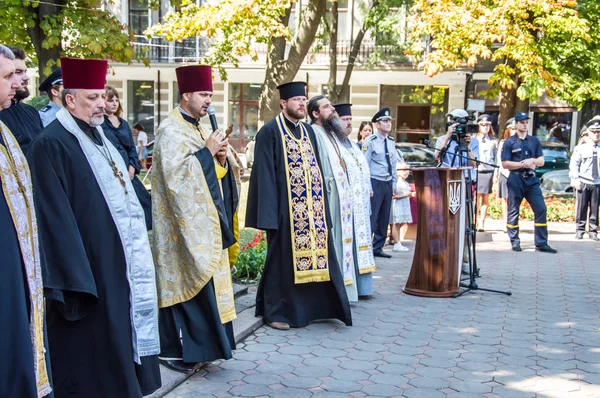 Beco polis için saygı anıtı yakınında toplanıyor insanlar