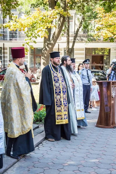 Beco polis için saygı anıtı yakınında toplanıyor insanlar