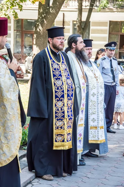Beco polis için saygı anıtı yakınında toplanıyor insanlar