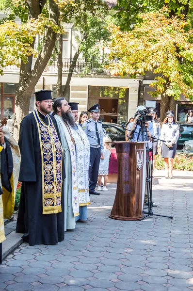 Beco polis için saygı anıtı yakınında toplanıyor insanlar